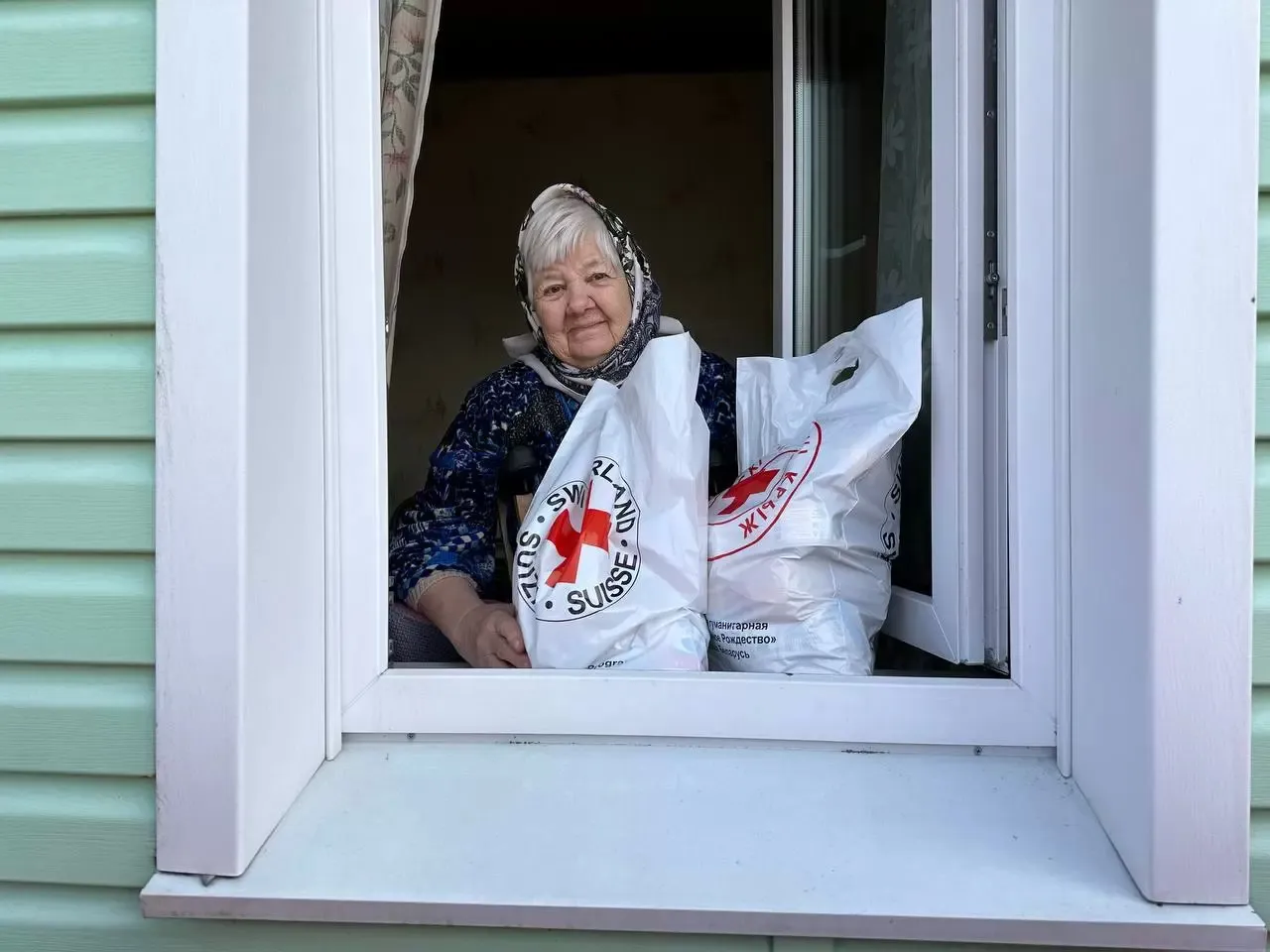 Представители Красного Креста на лодке доставили продукты и средства гигиены жителям окруженной водой Поляновки 