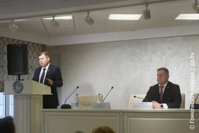 В формате диалога о насущном: председатель Конституционного суда Беларуси Сергей Сивец пообщался с коллективом Гомельского химзавода