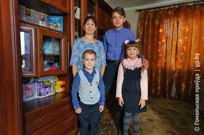 Лариса Новиченок из Октябрьского воспитывает троих детей. Одна