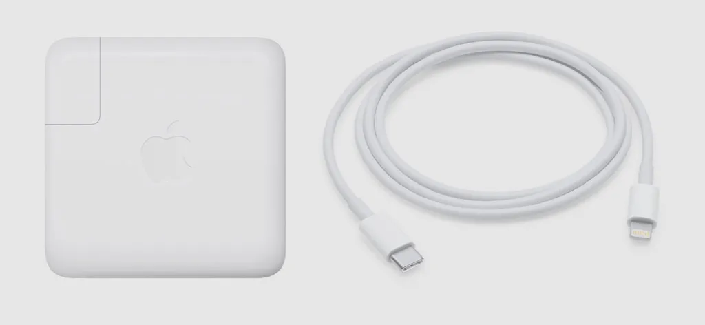 Apple начала продажи зарядного устройства для iPhone 12
