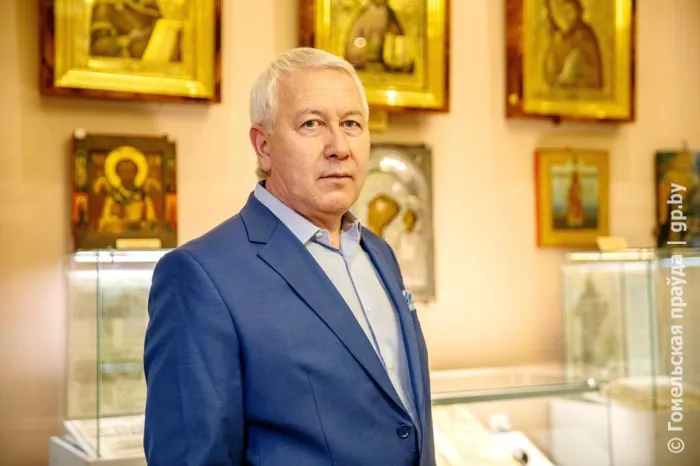 Брестская Библия, именитый фарфор, редкие иконы, мебель в стиле русского ампира. В Гомеле открылась выставка антиквариата из собрания Сергея Путилина