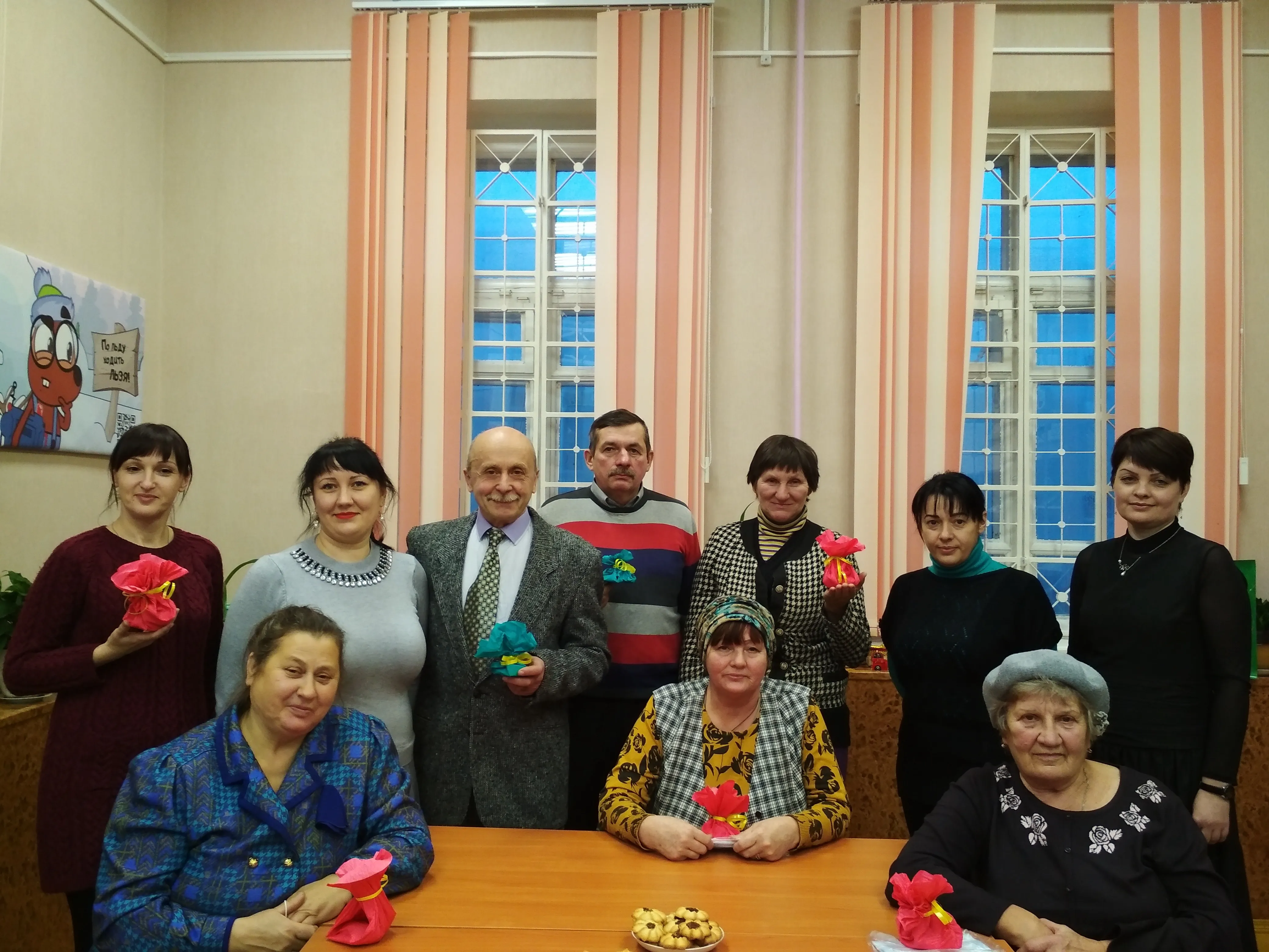 В Лоевской центральной районной библиотеке прошел День добрых дел, приуроченный Дню святителя Николая и Международному дню помощи бедным людям