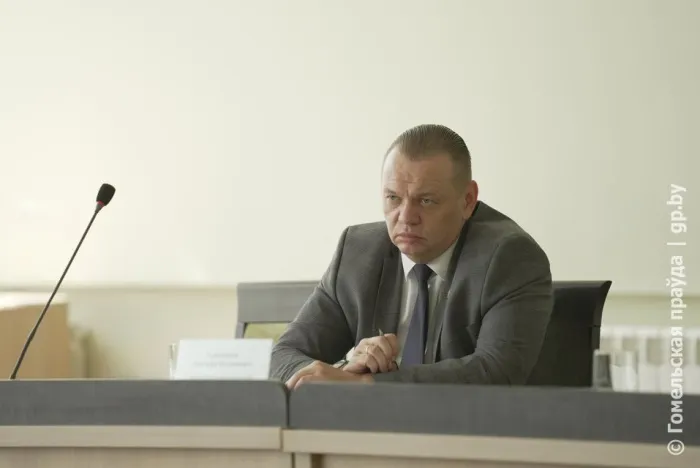 За детьми глаз да глаз... Заместитель председателя облисполкома Дмитрий Алейников провел встречу с работниками социальной сферы Кормянского района
