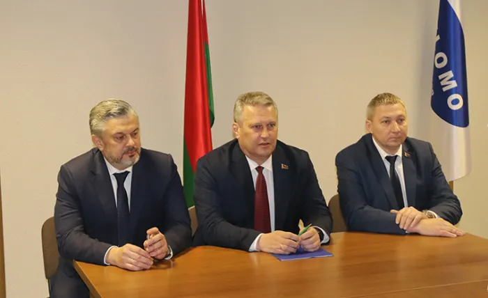 Заместитель губернатора Андрей Конюшко встретился с коллективом ОАО «Рогачевский завод «Диапроектор»