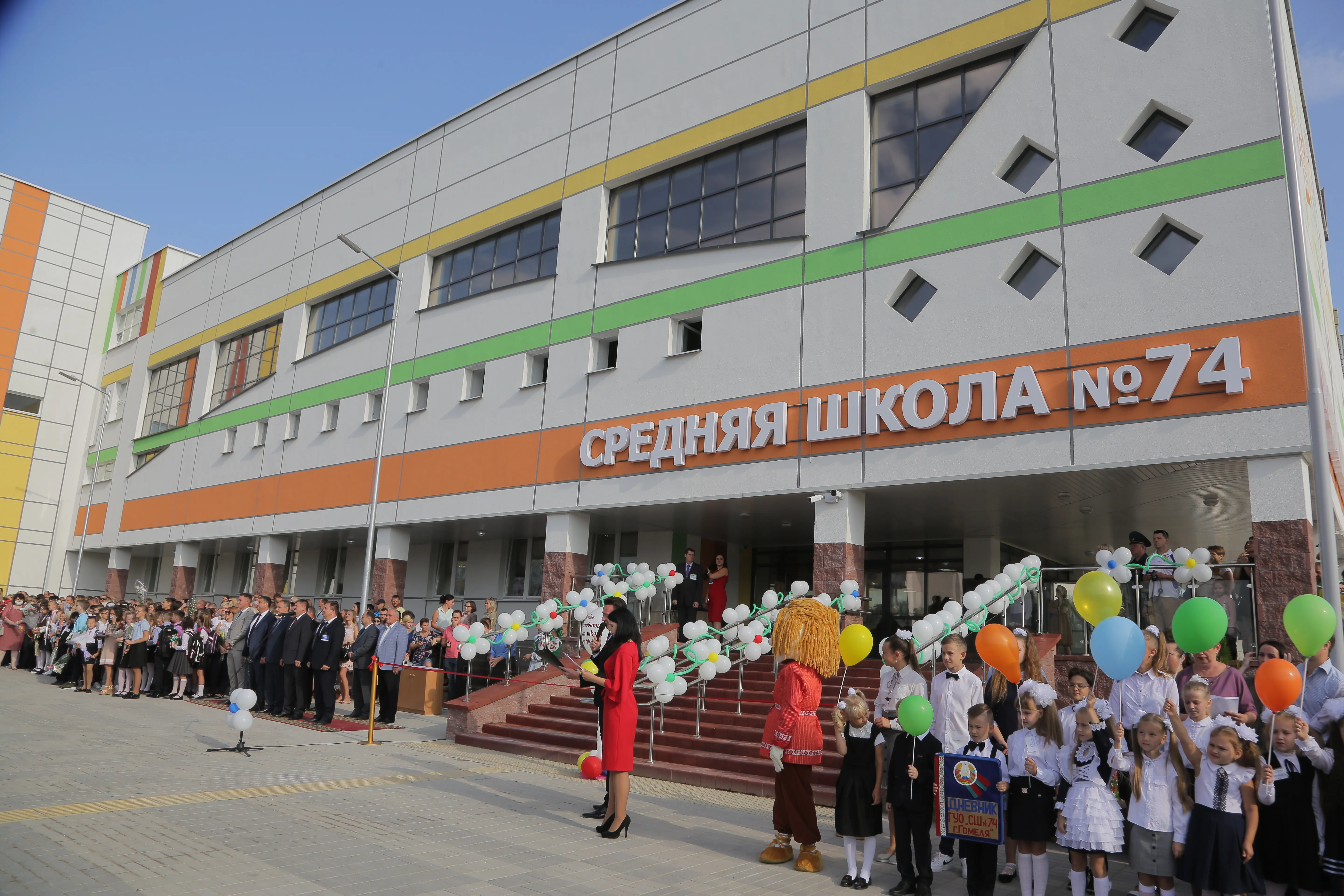 В микрорайоне №21 Гомеля торжественно открыли новую школу №74