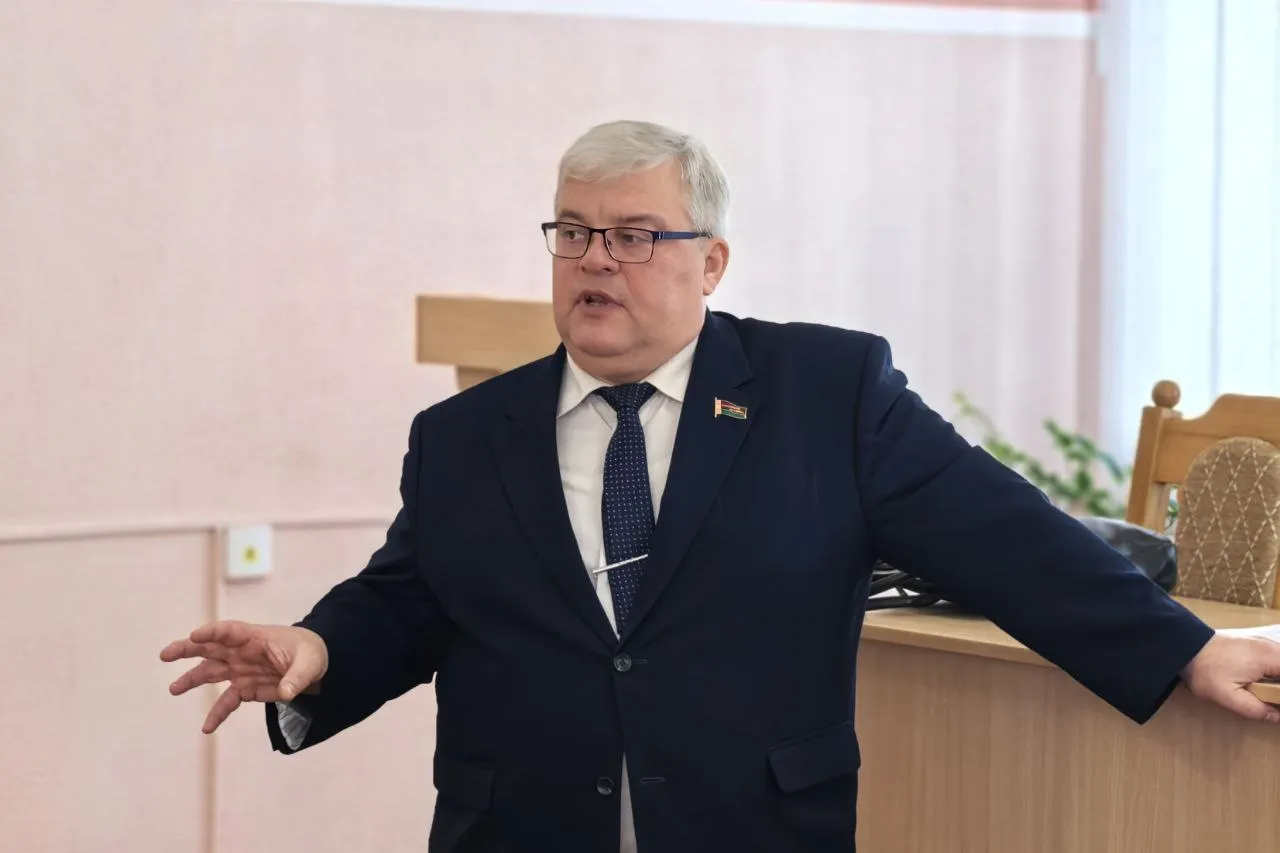 Защита семьи - национальный приоритет: Андрей Кривоносов провел единый день информирования в Наровле