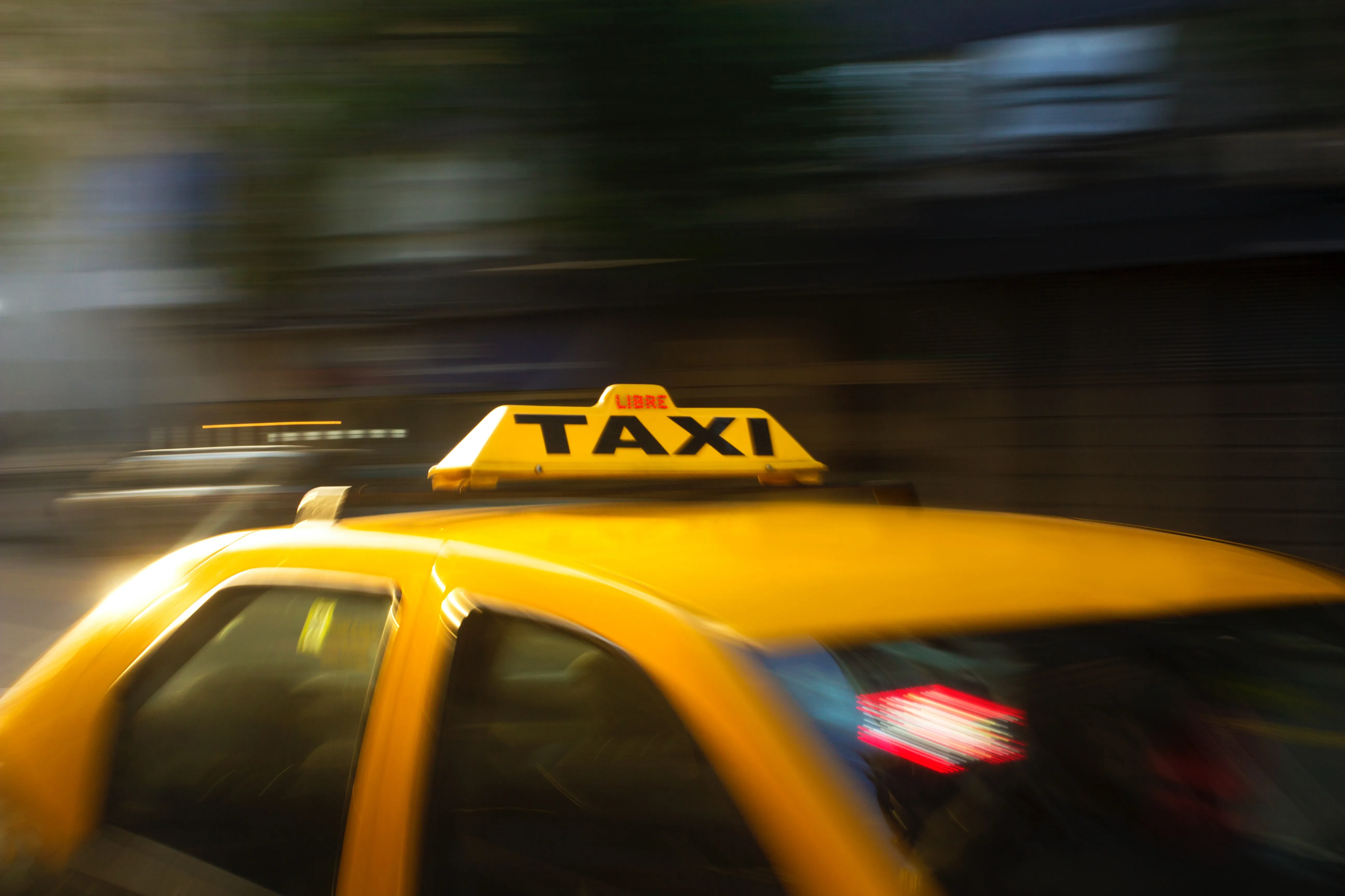 В Речице нетрезвый пассажир такси схватил водителя за шею