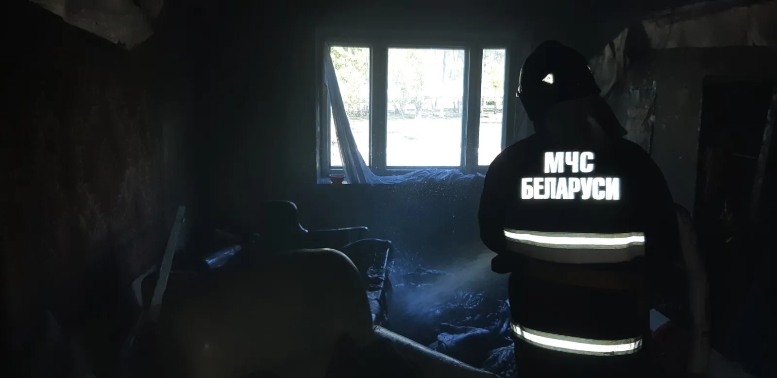 "3 месяца назад он уже горел - и снова дым из квартиры". На пожаре в Брагине работники МЧС спасли мужчину 