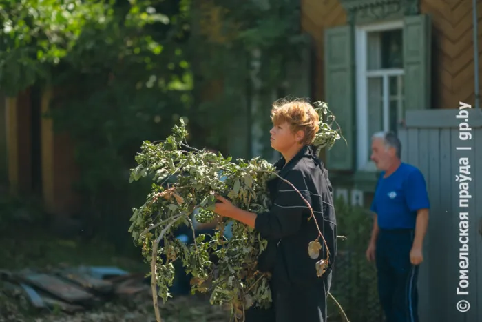 В каждый дом с добром: в Гомеле трудные подростки присоединились к наведению порядка после урагана