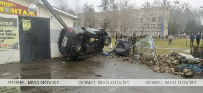 В Речице нетрезвый водитель врезался в опору линии элетропередач, забор и здание шиномонтажа одновременно