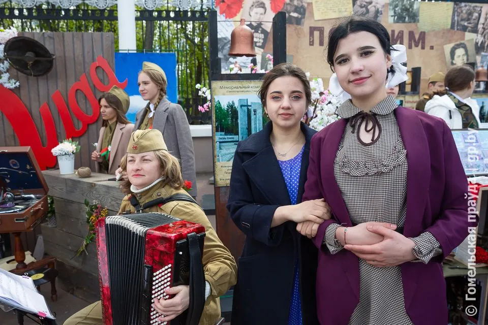 Фоторепортаж: Праздничная атмосфера в Гомеле на площади Ленина