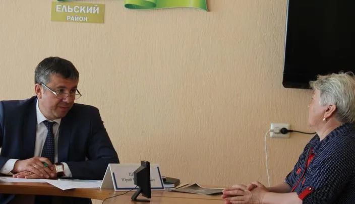 Юрий Шулейко провел прием граждан в Ельске. Жителей интересовали вопросы водоснабжения и заработной платы