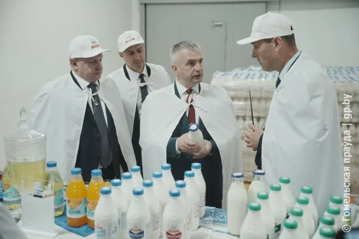 Молоко в пластике и стекле. С ходом модернизации Жлобинского молочного завода ознакомился губернатор Иван Крупко