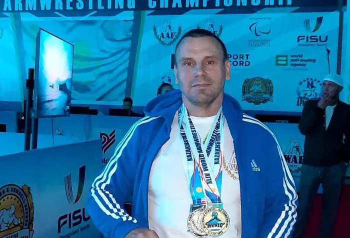 С чемпионата мира по армрестлингу речичанин Александр Василькевич привез золото и серебро