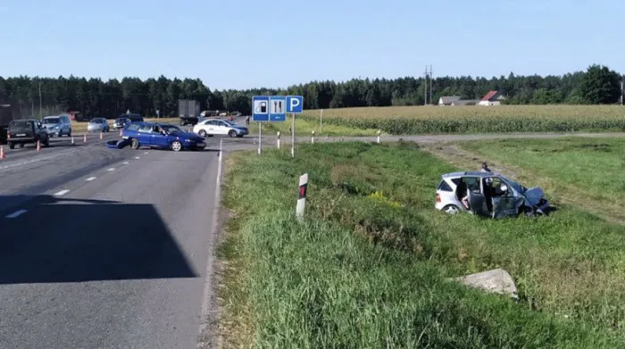 В Калинковичском районе машина вылетела на встречку на трассе и врезалась в другое авто