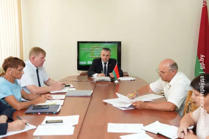 Яму разровнять, крышу отремонтировать: председатель облисполкома провел прямую телефонную линию