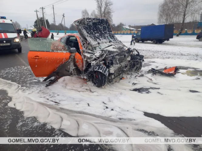 В Рогаческом районе столкнулись легковушки. Водитель одной из них погиб