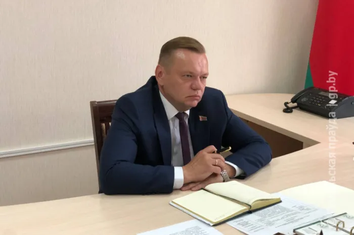 Хоккеист не завершил отработку, вуз требует деньги: заместитель председателя облисполкома Дмитрий Алейников провел прием граждан