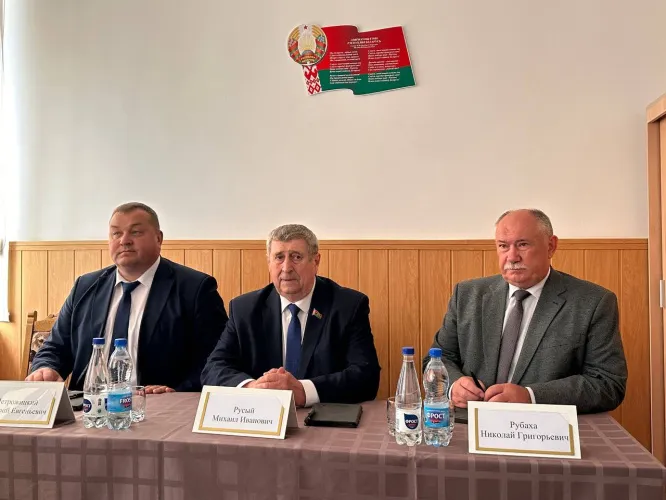 Член Совета Республики Михаил Русый и первый заместитель председателя облисполкома Дмитрий Петрожицкий работают сегодня в Ельском районе