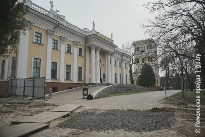 В центральной части Гомеля проводится реконструкция теплотрассы. Узнали, когда работы будут завершены