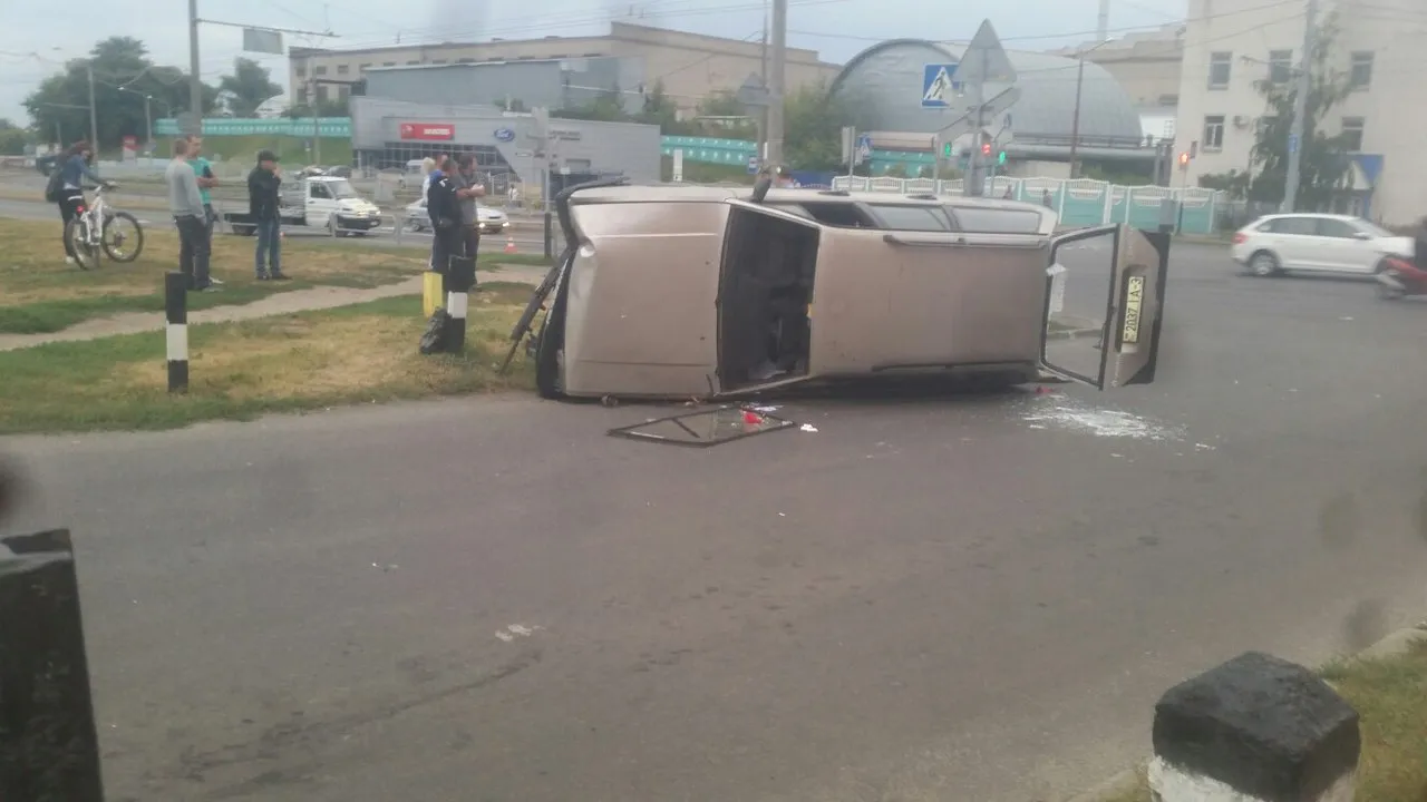 Фотофакт: в субботу на пересечении улиц Чехова и Хатаевича перевернулся автомобиль