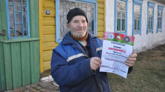 Местный герой. Спасатели отблагодарили пенсионера из Найды за спасение людей при пожаре