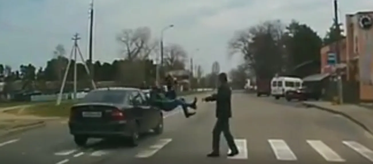 Авария на Добрушской, в которой автомобиль сбил двух пешеходов, попала на видео