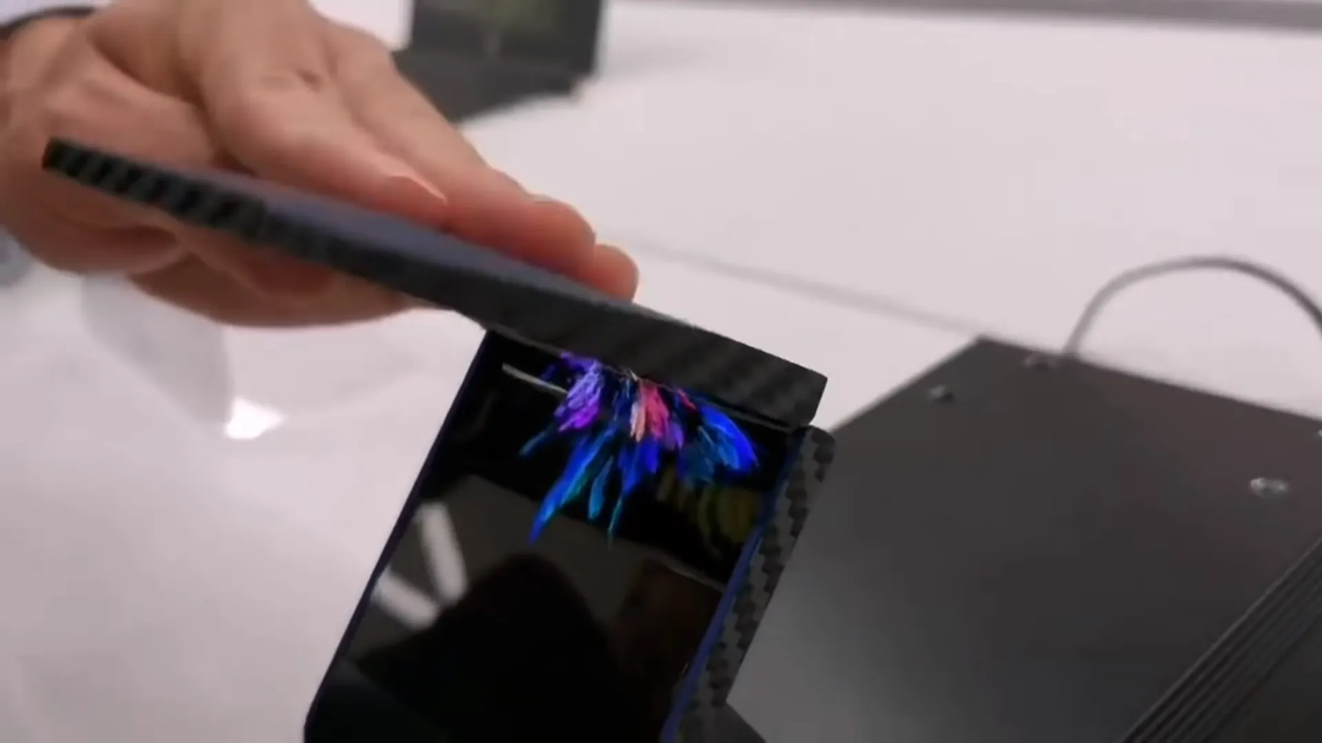 Компания Sharp представила гибкий смартфон