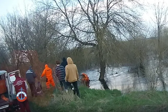 В Чечерске спасли подростка, который спрыгнул с моста в реку, но не смог добраться до берега