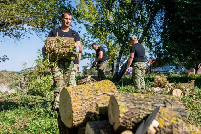 Милиционеры Гомельской области помогают восстанавливать регион после урагана