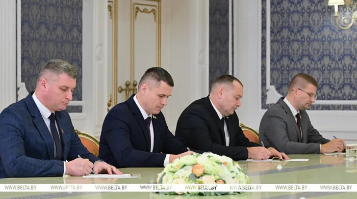 Лукашенко предостерег чиновников от заразы, которая поразила Украину