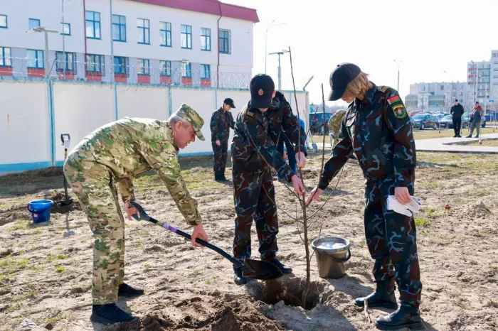 Руководство УВД Гомельщины вместе с воспитанниками ВПК высадили яблони на областном субботнике
