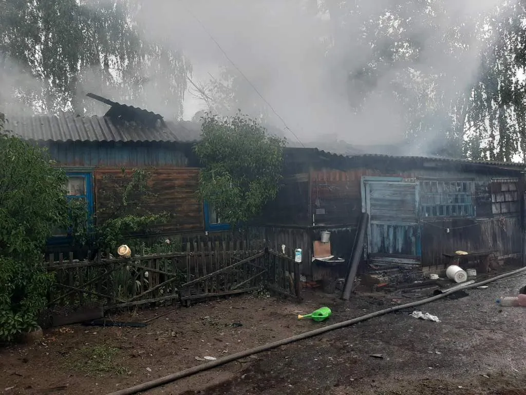 В Кормянском районе из-за удара молнии сгорела кровля деревянного дома