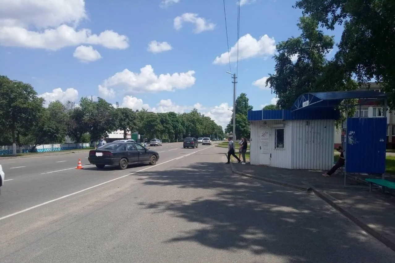 В Калинковичах автомобиль сбил пенсионерку, которая перебегала дорогу в неположенном месте 