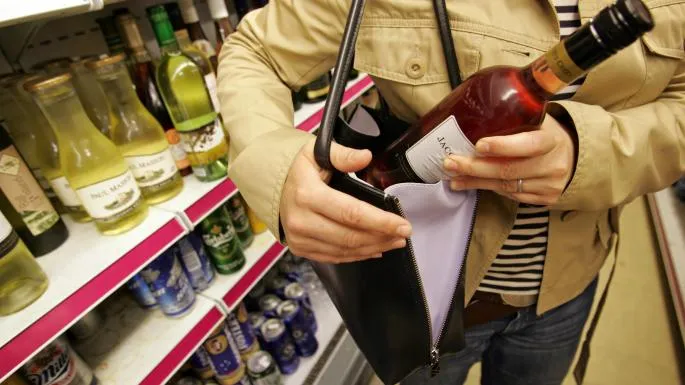 Силой отнял кошелек, похитила продукты: в Речице участились грабежи 