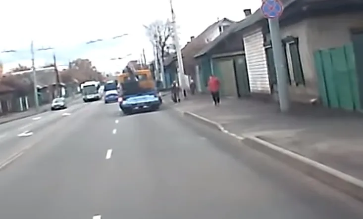 Видеофакт. В Гомеле эвакуатор сбил пешехода на тротуаре