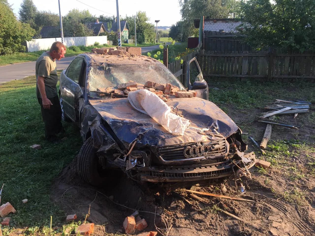 В Гомельском районе пьяный водитель не справился с управлением и врезался в сарай