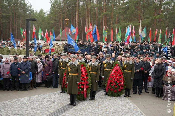 Колокола памяти: митинг-реквием, посвященный 80-й годовщине освобождения узников Озаричских лагерей смерти, объединил более тысячи человек