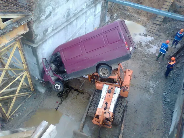 В Добруше «Газель» вылетела с моста и рухнула на трактор
