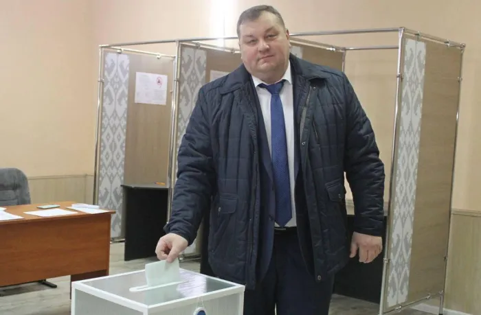 В детской школе искусств Добруша досрочно проголосовал первый заместитель председателя облисполкома Дмитрий Петрожицкий