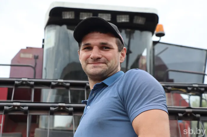Десять экипажей комбайнеров в Гомельской области намолотили свыше тысячи тонн зерна