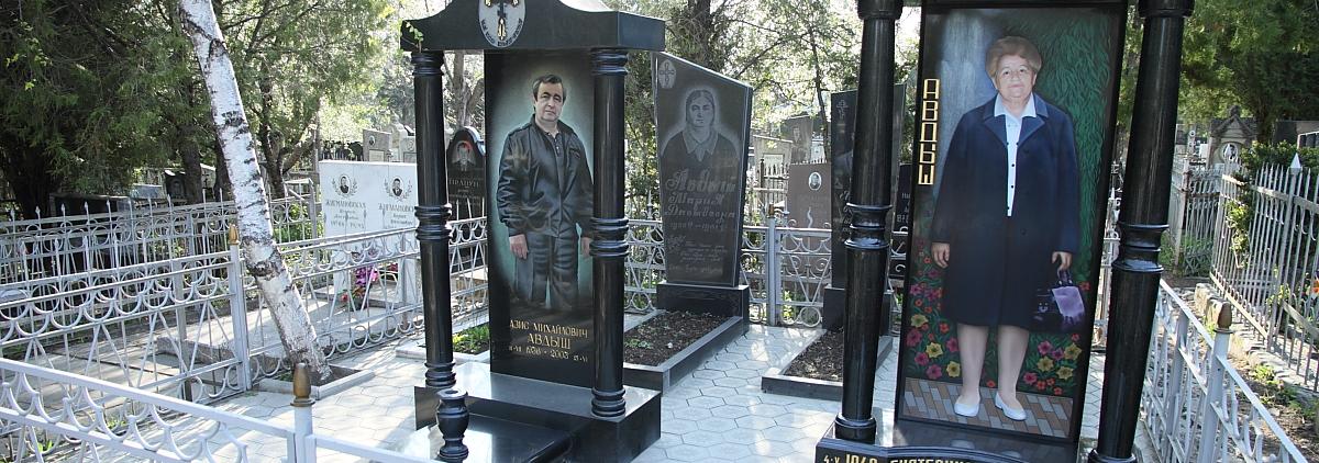 Не могу понять новую кладбищенскую моду: ставить себе памятники еще при жизни