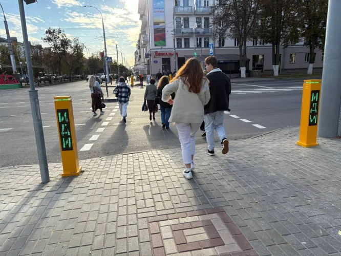 В Гомеле появился второй пешеходный переход, оснащенный интеллектуальными предупреждающими столбиками