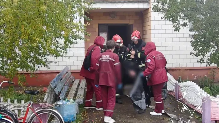 В Гомельском районе пожарные спасли мужчину из горящей квартиры