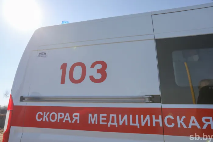 В Гомельском районе на мосту застрял автомобиль скорой, спасатели помогли и со спецтехникой, и с пациентом