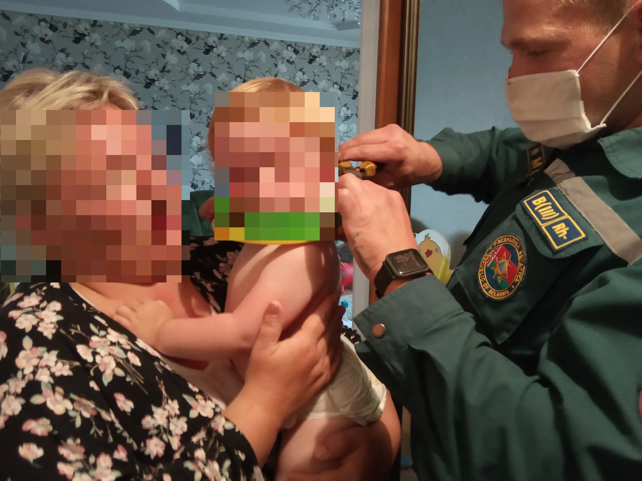 В Ветке двухлетняя девочка надела пластмассовый бубен на голову: понадобилась помощь спасателей