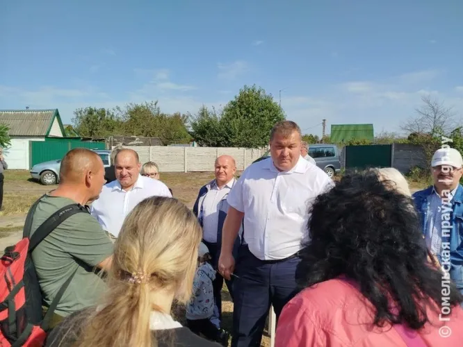 Мы не настроены на войну, нам здесь жить. Первый заместитель председателя облисполкома Дмитрий Петрожицкий встретился с жителями и дачниками Цыкунов