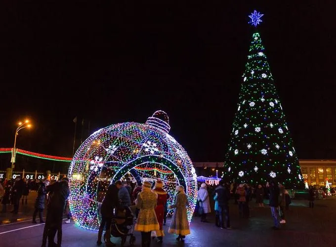 На площади Ленина зажгли главную елку Гомеля