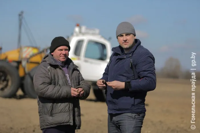 Еще два с половиной года назад Анатолий Панченко работал агрономом ОАО «Пераможник», а нынче уже руководит хозяйством