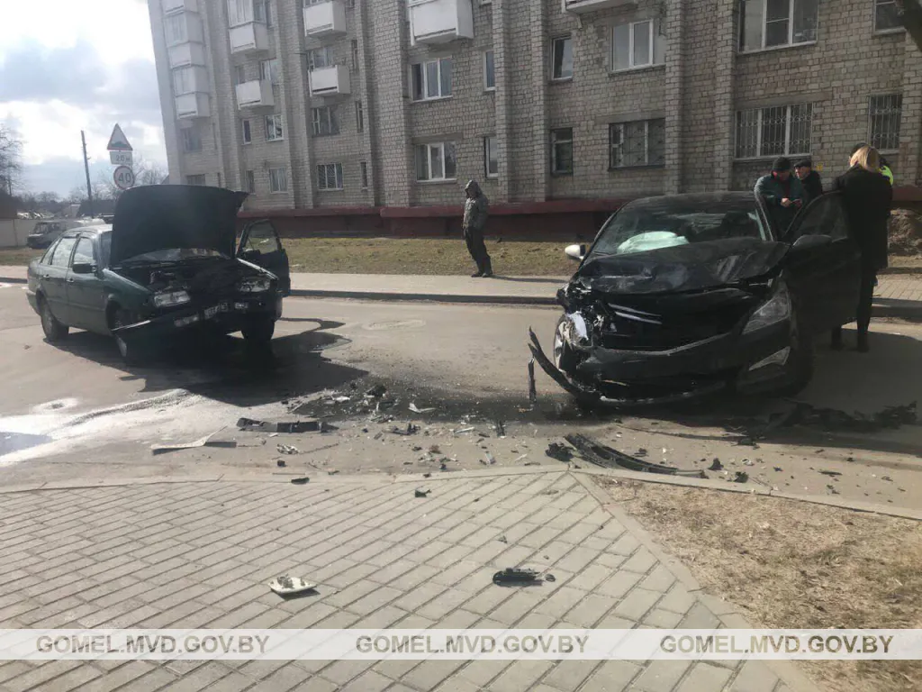 В Гомеле столкнулись две легковушки. Пострадала 6-летняя девочка